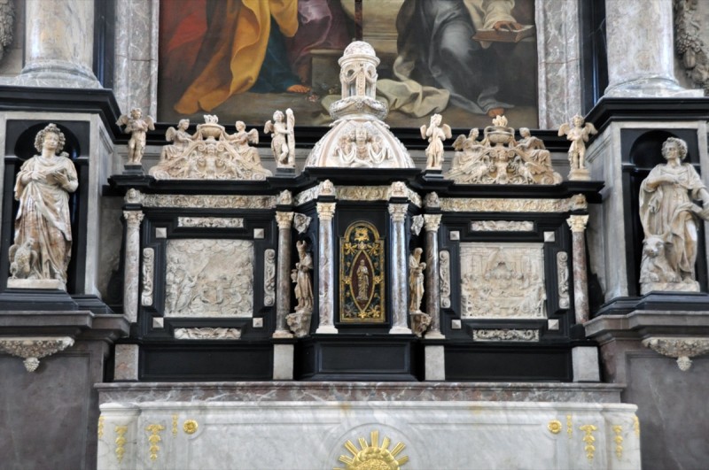 Atelier Giordani - Conservation - Restauration
Edifice – Mobilier - Sculpture – Objets d’art – Moulage –
Pierre, bois métal, polychromie et dorure - Restauration de la statuaire et du 
décor sculpté du retable majeur 
et des clôtures - Albâtre et marbres - OPÉRATIONS RÉALISÉES
- Nettoyage par compresses 
- Consolidation de la pierre 
- Réintégration formelle 
- Ragréages, collage et goujonnage 
- Harmonisation

Décors et statuaires, déposés, traités en atelier et remontés