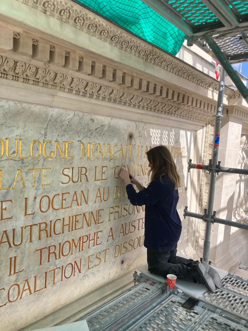 Atelier Giordani - Conservation - Restauration
Edifice – Mobilier - Sculpture – Objets d’art – Moulage –
Pierre, bois métal, polychromie et dorure - Dorure de l'Arc de triomphe du Carrousel du Louvre - Dorure à la mixtion - Application de la peinture d’accroche
Application de la peinture teinté ocre jaune
Application de la mixtion
Pose des feuilles d’or libres et encollées puis époussetage 
Retouches or mica
Matage