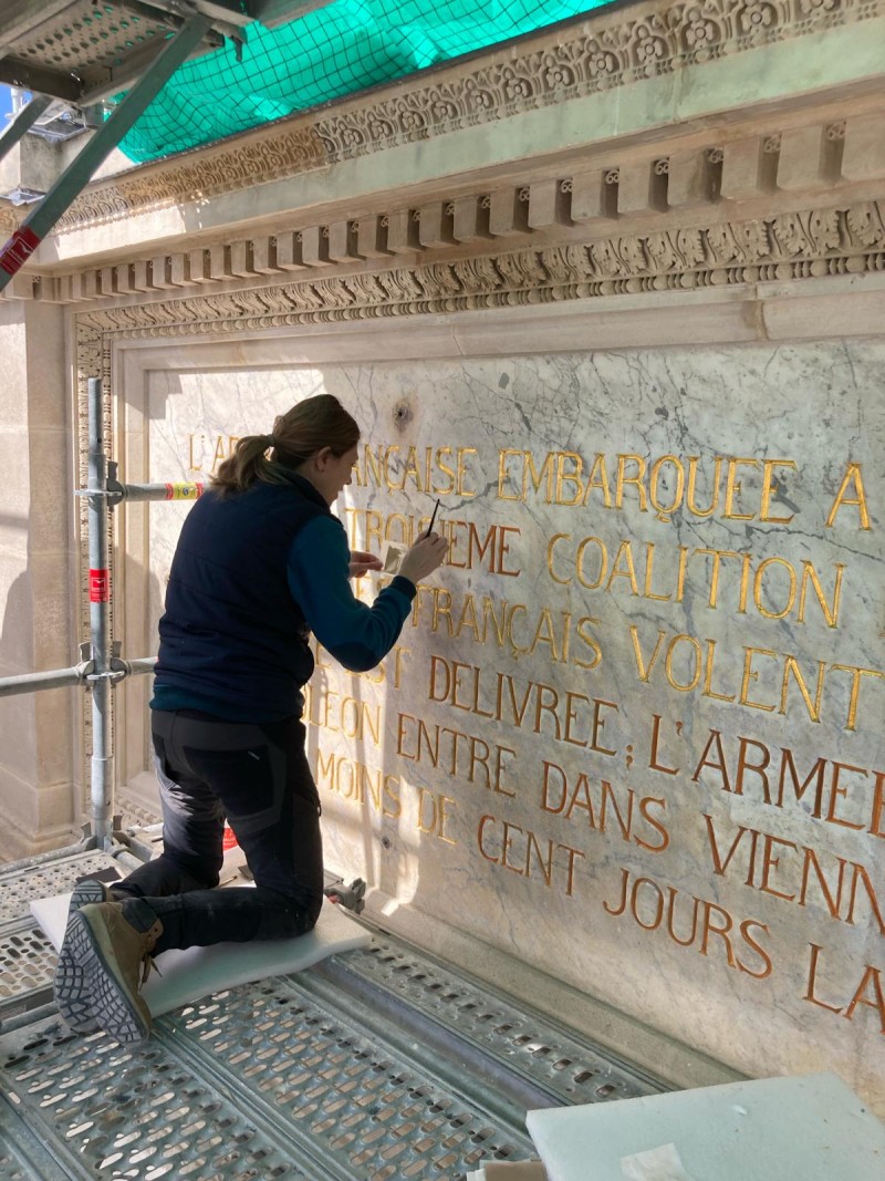 Atelier Giordani - Conservation - Restauration
Edifice – Mobilier - Sculpture – Objets d’art – Moulage –
Pierre, bois métal, polychromie et dorure - Dorure de l'Arc de triomphe du Carrousel du Louvre - Dorure à la mixtion - Application de la peinture d’accroche
Application de la peinture teinté ocre jaune
Application de la mixtion
Pose des feuilles d’or libres et encollées puis époussetage 
Retouches or mica
Matage