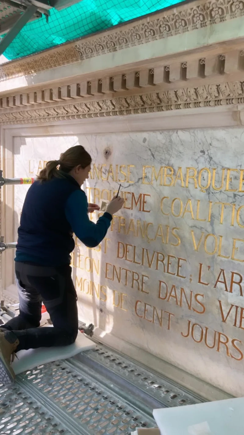 Atelier Giordani - Conservation - Restauration
Edifice – Mobilier - Sculpture – Objets d’art – Moulage –
Pierre, bois métal, polychromie et dorure - Dorure de l'Arc de triomphe du Carrousel du Louvre - Dorure à la mixtion - Application de la peinture d’accroche
Application de la peinture teinté ocre jaune
Application de la mixtion
Pose des feuilles d’or libres et encollées puis époussetage 
Retouches or mica
Matage