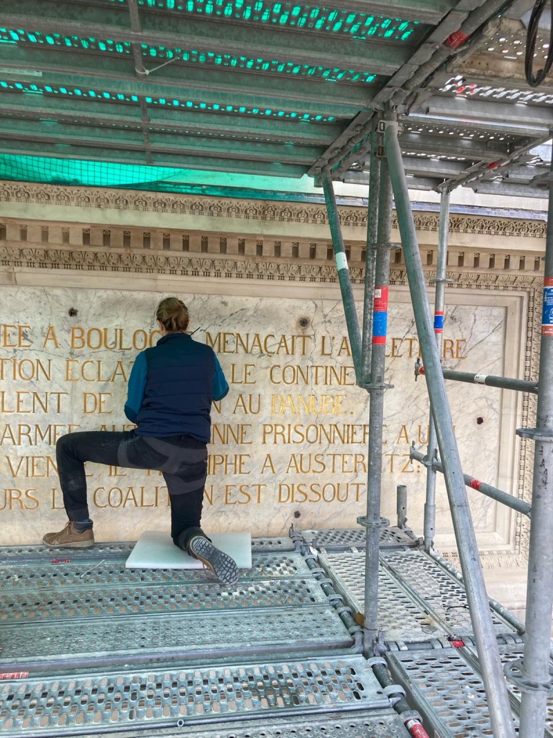 Atelier Giordani - Conservation - Restauration
Edifice – Mobilier - Sculpture – Objets d’art – Moulage –
Pierre, bois métal, polychromie et dorure - Dorure de l'Arc de triomphe du Carrousel du Louvre - Dorure à la mixtion - Application de la peinture d’accroche
Application de la peinture teinté ocre jaune
Application de la mixtion
Pose des feuilles d’or libres et encollées puis époussetage 
Retouches or mica
Matage