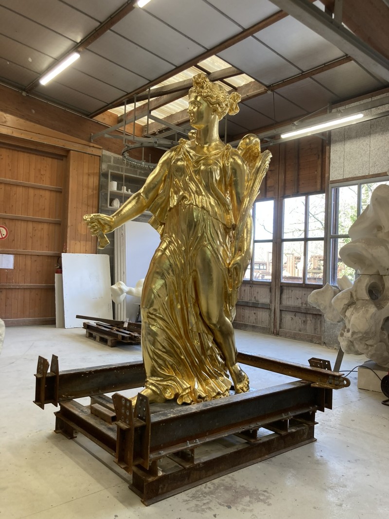 Atelier Giordani - Conservation - Restauration
Edifice – Mobilier - Sculpture – Objets d’art – Moulage –
Pierre, bois métal, polychromie et dorure - Dorure de l'Arc de triomphe du Carrousel du Louvre - Dorure à la mixtion - Application de la peinture d’accroche
Application de la peinture teinté ocre jaune
Application de la mixtion
Pose des feuilles d’or libres et encollées puis époussetage 
Retouches or mica
Matage