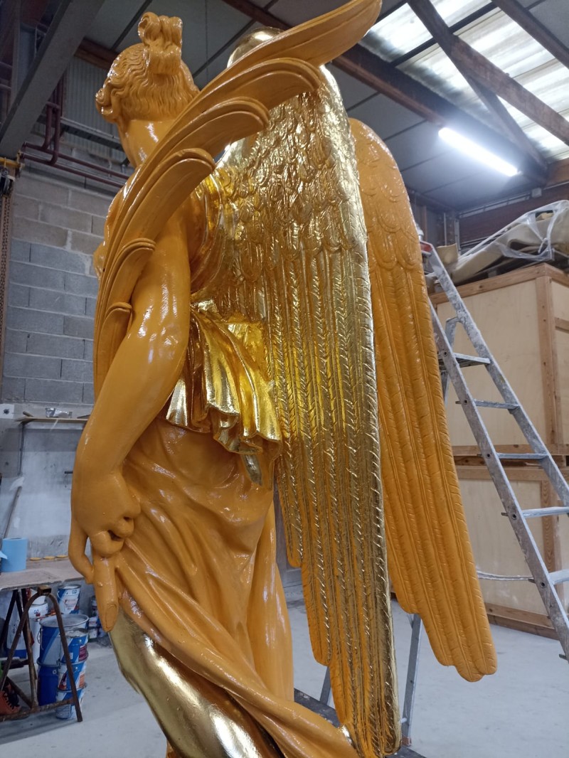 Atelier Giordani - Conservation - Restauration
Edifice – Mobilier - Sculpture – Objets d’art – Moulage –
Pierre, bois métal, polychromie et dorure - Dorure de l'Arc de triomphe du Carrousel du Louvre - Dorure à la mixtion - Application de la peinture d’accroche
Application de la peinture teinté ocre jaune
Application de la mixtion
Pose des feuilles d’or libres et encollées puis époussetage 
Retouches or mica
Matage