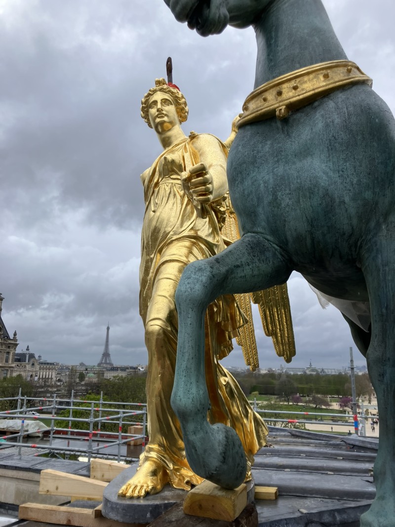 Atelier Giordani - Conservation - Restauration
Edifice – Mobilier - Sculpture – Objets d’art – Moulage –
Pierre, bois métal, polychromie et dorure - Dorure de l'Arc de triomphe du Carrousel du Louvre - Dorure à la mixtion - Application de la peinture d’accroche
Application de la peinture teinté ocre jaune
Application de la mixtion
Pose des feuilles d’or libres et encollées puis époussetage 
Retouches or mica
Matage
