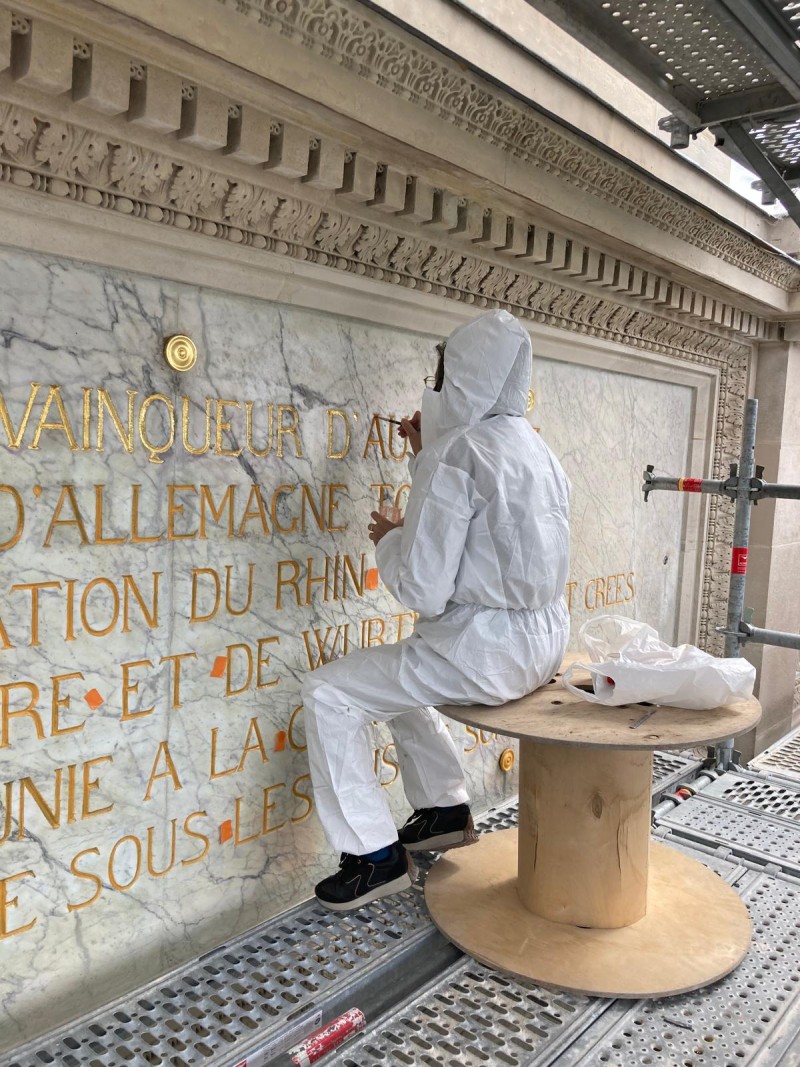 Atelier Giordani - Conservation - Restauration
Edifice – Mobilier - Sculpture – Objets d’art – Moulage –
Pierre, bois métal, polychromie et dorure - Dorure de l'Arc de triomphe du Carrousel du Louvre - Dorure à la mixtion - Application de la peinture d’accroche
Application de la peinture teinté ocre jaune
Application de la mixtion
Pose des feuilles d’or libres et encollées puis époussetage 
Retouches or mica
Matage