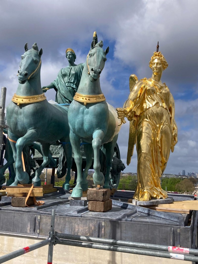 Atelier Giordani - Conservation - Restauration
Edifice – Mobilier - Sculpture – Objets d’art – Moulage –
Pierre, bois métal, polychromie et dorure - Dorure de l'Arc de triomphe du Carrousel du Louvre - Dorure à la mixtion - Application de la peinture d’accroche
Application de la peinture teinté ocre jaune
Application de la mixtion
Pose des feuilles d’or libres et encollées puis époussetage 
Retouches or mica
Matage