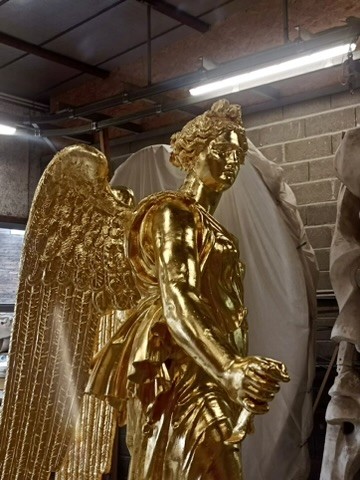 Atelier Giordani - Conservation - Restauration
Edifice – Mobilier - Sculpture – Objets d’art – Moulage –
Pierre, bois métal, polychromie et dorure - Dorure de l'Arc de triomphe du Carrousel du Louvre - Dorure à la mixtion - Application de la peinture d’accroche
Application de la peinture teinté ocre jaune
Application de la mixtion
Pose des feuilles d’or libres et encollées puis époussetage 
Retouches or mica
Matage