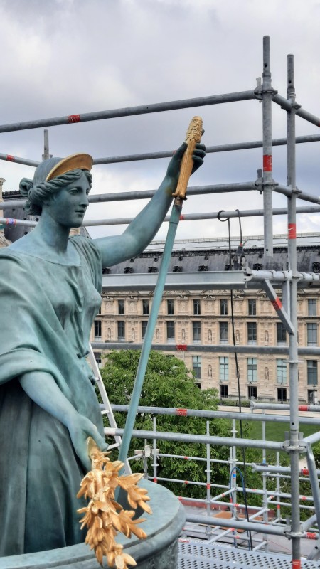 Atelier Giordani - Conservation - Restauration
Edifice – Mobilier - Sculpture – Objets d’art – Moulage –
Pierre, bois métal, polychromie et dorure - Dorure de l'Arc de triomphe du Carrousel du Louvre - Dorure à la mixtion - Application de la peinture d’accroche
Application de la peinture teinté ocre jaune
Application de la mixtion
Pose des feuilles d’or libres et encollées puis époussetage 
Retouches or mica
Matage