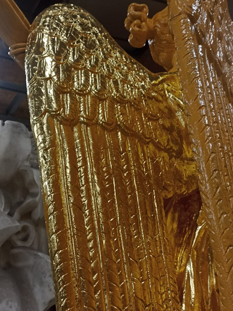Atelier Giordani - Conservation - Restauration
Edifice – Mobilier - Sculpture – Objets d’art – Moulage –
Pierre, bois métal, polychromie et dorure - Dorure de l'Arc de triomphe du Carrousel du Louvre - Dorure à la mixtion - Application de la peinture d’accroche
Application de la peinture teinté ocre jaune
Application de la mixtion
Pose des feuilles d’or libres et encollées puis époussetage 
Retouches or mica
Matage