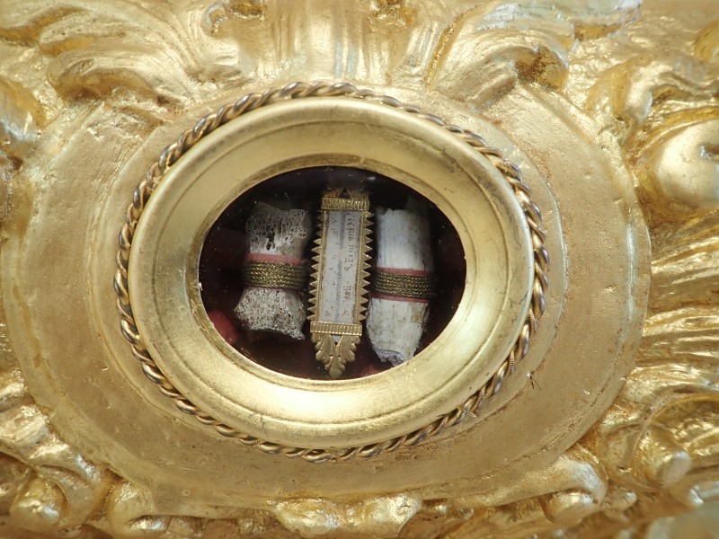 Atelier Giordani - Conservation - Restauration
Edifice – Mobilier - Sculpture – Objets d’art – Moulage –
Pierre, bois métal, polychromie et dorure - Conservation restauration d'une paire de reliquaires - Bois polychrome et dorure - Traitement insecticide par anoxie dynamique et pulvérisation au revers d’insecticide
Purge des zones trop altérées
Traitement de consolidation chimique du bois
Pose de pièce de renfort ponctuelle au revers et pose d’intissé polyester au revers pour consolidation structurelle
Comblement des fentes de dessiccation par application de flipots encollés
Bouchage des manques à la résine époxydique 
Complément des manques à la résine époxydique chargée en poudre de bois
Restitution d’une dorure à la mixtion avec patine et cirage à la ciremicrocristaline
Retouche du faux-marbre sur les socles par usage de peinture acrylique