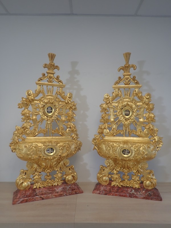Atelier Giordani - Conservation - Restauration
Edifice – Mobilier - Sculpture – Objets d’art – Moulage –
Pierre, bois métal, polychromie et dorure - Conservation restauration d'une paire de reliquaires - Bois polychrome et dorure - Traitement insecticide par anoxie dynamique et pulvérisation au revers d’insecticide
Purge des zones trop altérées
Traitement de consolidation chimique du bois
Pose de pièce de renfort ponctuelle au revers et pose d’intissé polyester au revers pour consolidation structurelle
Comblement des fentes de dessiccation par application de flipots encollés
Bouchage des manques à la résine époxydique 
Complément des manques à la résine époxydique chargée en poudre de bois
Restitution d’une dorure à la mixtion avec patine et cirage à la ciremicrocristaline
Retouche du faux-marbre sur les socles par usage de peinture acrylique