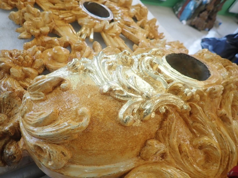 Atelier Giordani - Conservation - Restauration
Edifice – Mobilier - Sculpture – Objets d’art – Moulage –
Pierre, bois métal, polychromie et dorure - Conservation restauration d'une paire de reliquaires - Bois polychrome et dorure - Traitement insecticide par anoxie dynamique et pulvérisation au revers d’insecticide
Purge des zones trop altérées
Traitement de consolidation chimique du bois
Pose de pièce de renfort ponctuelle au revers et pose d’intissé polyester au revers pour consolidation structurelle
Comblement des fentes de dessiccation par application de flipots encollés
Bouchage des manques à la résine époxydique 
Complément des manques à la résine époxydique chargée en poudre de bois
Restitution d’une dorure à la mixtion avec patine et cirage à la ciremicrocristaline
Retouche du faux-marbre sur les socles par usage de peinture acrylique