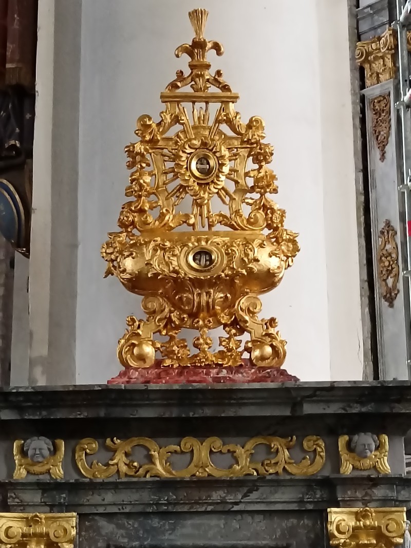 Atelier Giordani - Conservation - Restauration
Edifice – Mobilier - Sculpture – Objets d’art – Moulage –
Pierre, bois métal, polychromie et dorure - Conservation restauration d'une paire de reliquaires - Bois polychrome et dorure - Traitement insecticide par anoxie dynamique et pulvérisation au revers d’insecticide
Purge des zones trop altérées
Traitement de consolidation chimique du bois
Pose de pièce de renfort ponctuelle au revers et pose d’intissé polyester au revers pour consolidation structurelle
Comblement des fentes de dessiccation par application de flipots encollés
Bouchage des manques à la résine époxydique 
Complément des manques à la résine époxydique chargée en poudre de bois
Restitution d’une dorure à la mixtion avec patine et cirage à la ciremicrocristaline
Retouche du faux-marbre sur les socles par usage de peinture acrylique