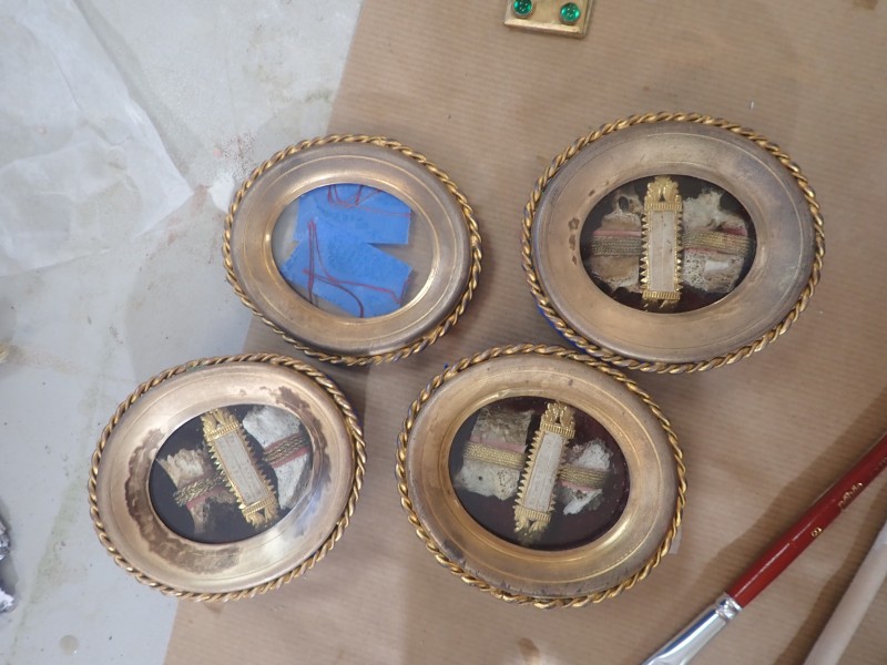 Atelier Giordani - Conservation - Restauration
Edifice – Mobilier - Sculpture – Objets d’art – Moulage –
Pierre, bois métal, polychromie et dorure - Conservation restauration d'une paire de reliquaires - Bois polychrome et dorure - Traitement insecticide par anoxie dynamique et pulvérisation au revers d’insecticide
Purge des zones trop altérées
Traitement de consolidation chimique du bois
Pose de pièce de renfort ponctuelle au revers et pose d’intissé polyester au revers pour consolidation structurelle
Comblement des fentes de dessiccation par application de flipots encollés
Bouchage des manques à la résine époxydique 
Complément des manques à la résine époxydique chargée en poudre de bois
Restitution d’une dorure à la mixtion avec patine et cirage à la ciremicrocristaline
Retouche du faux-marbre sur les socles par usage de peinture acrylique