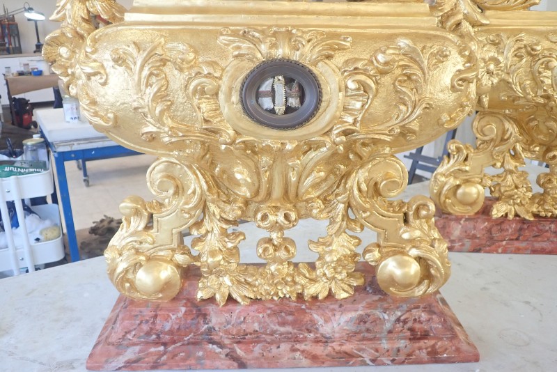 Atelier Giordani - Conservation - Restauration
Edifice – Mobilier - Sculpture – Objets d’art – Moulage –
Pierre, bois métal, polychromie et dorure - Conservation restauration d'une paire de reliquaires - Bois polychrome et dorure - Traitement insecticide par anoxie dynamique et pulvérisation au revers d’insecticide
Purge des zones trop altérées
Traitement de consolidation chimique du bois
Pose de pièce de renfort ponctuelle au revers et pose d’intissé polyester au revers pour consolidation structurelle
Comblement des fentes de dessiccation par application de flipots encollés
Bouchage des manques à la résine époxydique 
Complément des manques à la résine époxydique chargée en poudre de bois
Restitution d’une dorure à la mixtion avec patine et cirage à la ciremicrocristaline
Retouche du faux-marbre sur les socles par usage de peinture acrylique