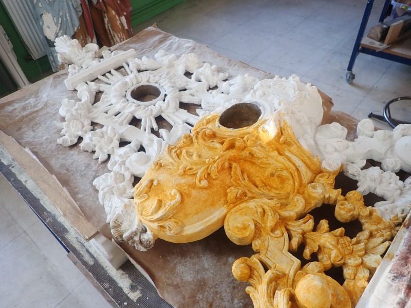 Atelier Giordani - Conservation - Restauration
Edifice – Mobilier - Sculpture – Objets d’art – Moulage –
Pierre, bois métal, polychromie et dorure - Conservation restauration d'une paire de reliquaires - Bois polychrome et dorure - Traitement insecticide par anoxie dynamique et pulvérisation au revers d’insecticide
Purge des zones trop altérées
Traitement de consolidation chimique du bois
Pose de pièce de renfort ponctuelle au revers et pose d’intissé polyester au revers pour consolidation structurelle
Comblement des fentes de dessiccation par application de flipots encollés
Bouchage des manques à la résine époxydique 
Complément des manques à la résine époxydique chargée en poudre de bois
Restitution d’une dorure à la mixtion avec patine et cirage à la ciremicrocristaline
Retouche du faux-marbre sur les socles par usage de peinture acrylique