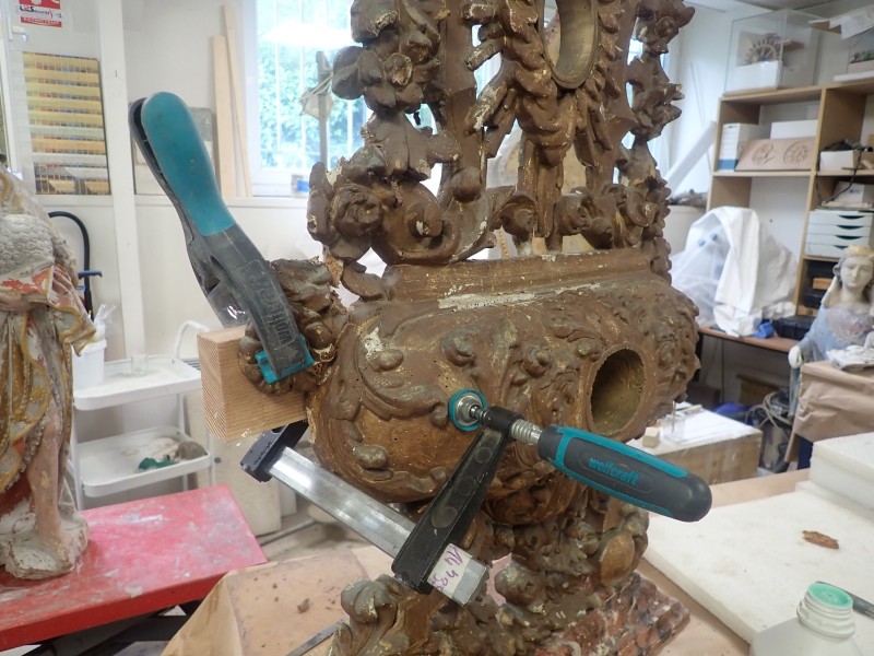 Atelier Giordani - Conservation - Restauration
Edifice – Mobilier - Sculpture – Objets d’art – Moulage –
Pierre, bois métal, polychromie et dorure - Conservation restauration d'une paire de reliquaires - Bois polychrome et dorure - Traitement insecticide par anoxie dynamique et pulvérisation au revers d’insecticide
Purge des zones trop altérées
Traitement de consolidation chimique du bois
Pose de pièce de renfort ponctuelle au revers et pose d’intissé polyester au revers pour consolidation structurelle
Comblement des fentes de dessiccation par application de flipots encollés
Bouchage des manques à la résine époxydique 
Complément des manques à la résine époxydique chargée en poudre de bois
Restitution d’une dorure à la mixtion avec patine et cirage à la ciremicrocristaline
Retouche du faux-marbre sur les socles par usage de peinture acrylique