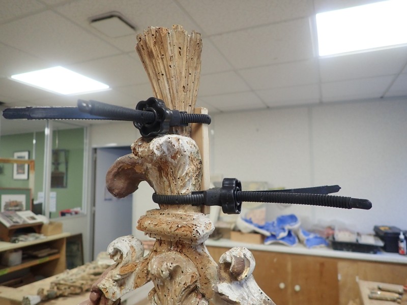 Atelier Giordani - Conservation - Restauration
Edifice – Mobilier - Sculpture – Objets d’art – Moulage –
Pierre, bois métal, polychromie et dorure - Conservation restauration d'une paire de reliquaires - Bois polychrome et dorure - Traitement insecticide par anoxie dynamique et pulvérisation au revers d’insecticide
Purge des zones trop altérées
Traitement de consolidation chimique du bois
Pose de pièce de renfort ponctuelle au revers et pose d’intissé polyester au revers pour consolidation structurelle
Comblement des fentes de dessiccation par application de flipots encollés
Bouchage des manques à la résine époxydique 
Complément des manques à la résine époxydique chargée en poudre de bois
Restitution d’une dorure à la mixtion avec patine et cirage à la ciremicrocristaline
Retouche du faux-marbre sur les socles par usage de peinture acrylique