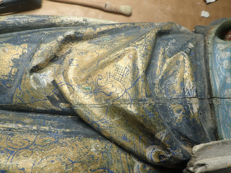 Atelier Giordani - Conservation - Restauration
Edifice – Mobilier - Sculpture – Objets d’art – Moulage –
Pierre, bois métal, polychromie et dorure - Conservation restauration de 2 retables baldaquin pour l'Eglise Saint Quentin - Bois polychrome - -	Dépoussiérage soigneux 
-	Purges des altération et anciennes restaurations
-	Traitement insecticide et fongicide
-	Consolidation chimide du bois
-	Révision des assemblages et resserrement des disjointoiements
-	Consolidation par pièces de renforts et greffes de bois de même essence
-	Bouchages et modelage des manques à la résine époxydique
-	Nettoyage des surfaces
-	Masticage des lacunes de surface
-	Traitement des éléments métalliques
-	Harmonisation colorée des surfaces
-	Restauration des statues
-      Dégagement de polychromie de la Statue de la Vierge à l'enfant