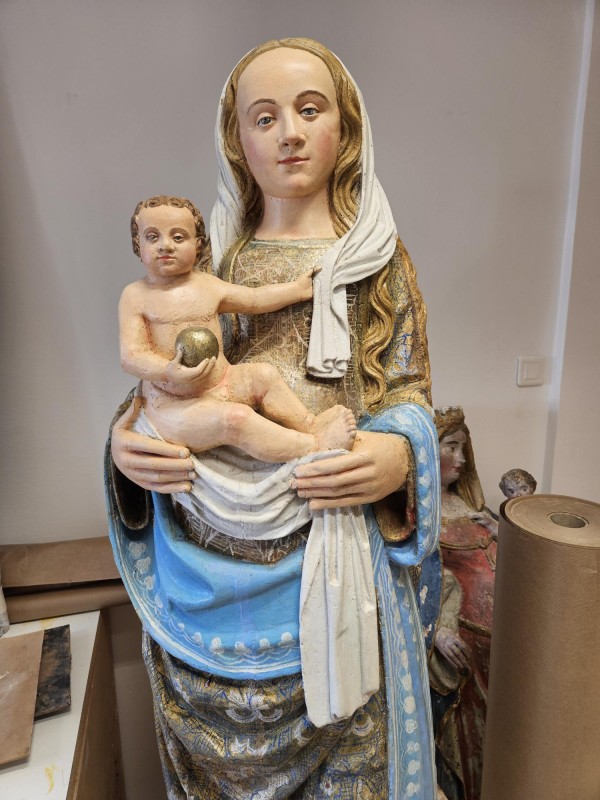 Atelier Giordani - Conservation - Restauration
Edifice – Mobilier - Sculpture – Objets d’art – Moulage –
Pierre, bois métal, polychromie et dorure - Conservation restauration de 2 retables baldaquin pour l'Eglise Saint Quentin - Bois polychrome - -	Dépoussiérage soigneux 
-	Purges des altération et anciennes restaurations
-	Traitement insecticide et fongicide
-	Consolidation chimide du bois
-	Révision des assemblages et resserrement des disjointoiements
-	Consolidation par pièces de renforts et greffes de bois de même essence
-	Bouchages et modelage des manques à la résine époxydique
-	Nettoyage des surfaces
-	Masticage des lacunes de surface
-	Traitement des éléments métalliques
-	Harmonisation colorée des surfaces
-	Restauration des statues
-      Dégagement de polychromie de la Statue de la Vierge à l'enfant