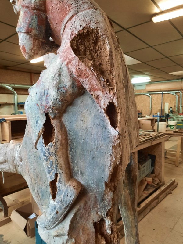 Atelier Giordani - Conservation - Restauration
Edifice – Mobilier - Sculpture – Objets d’art – Moulage –
Pierre, bois métal, polychromie et dorure - Conservation restauration de 2 retables baldaquin pour l'Eglise Saint Quentin - Bois polychrome - -	Dépoussiérage soigneux 
-	Purges des altération et anciennes restaurations
-	Traitement insecticide et fongicide
-	Consolidation chimide du bois
-	Révision des assemblages et resserrement des disjointoiements
-	Consolidation par pièces de renforts et greffes de bois de même essence
-	Bouchages et modelage des manques à la résine époxydique
-	Nettoyage des surfaces
-	Masticage des lacunes de surface
-	Traitement des éléments métalliques
-	Harmonisation colorée des surfaces
-	Restauration des statues
-      Dégagement de polychromie de la Statue de la Vierge à l'enfant