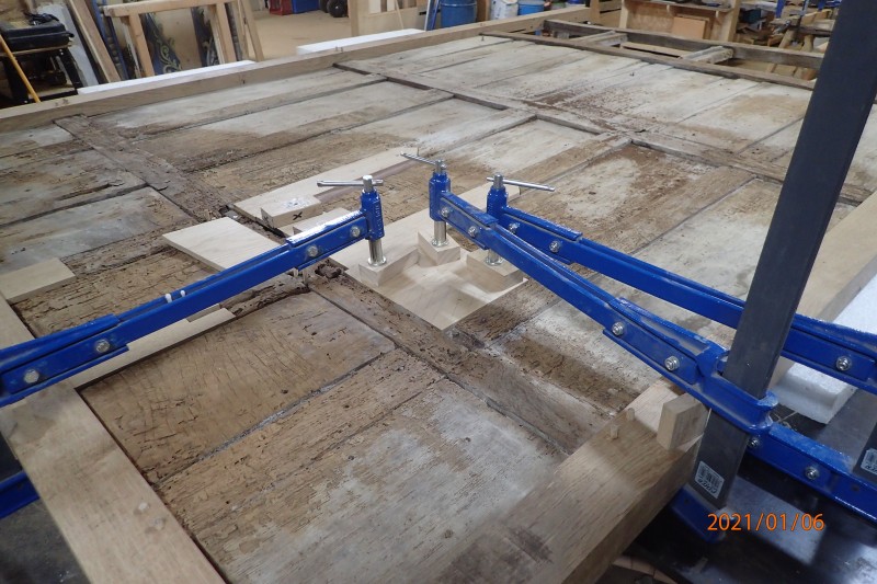 Atelier Giordani - Conservation - Restauration
Edifice – Mobilier - Sculpture – Objets d’art – Moulage –
Pierre, bois métal, polychromie et dorure - Conservation restauration de 2 retables baldaquin pour l'Eglise Saint Quentin - Bois polychrome - -	Dépoussiérage soigneux 
-	Purges des altération et anciennes restaurations
-	Traitement insecticide et fongicide
-	Consolidation chimide du bois
-	Révision des assemblages et resserrement des disjointoiements
-	Consolidation par pièces de renforts et greffes de bois de même essence
-	Bouchages et modelage des manques à la résine époxydique
-	Nettoyage des surfaces
-	Masticage des lacunes de surface
-	Traitement des éléments métalliques
-	Harmonisation colorée des surfaces
-	Restauration des statues
-      Dégagement de polychromie de la Statue de la Vierge à l'enfant