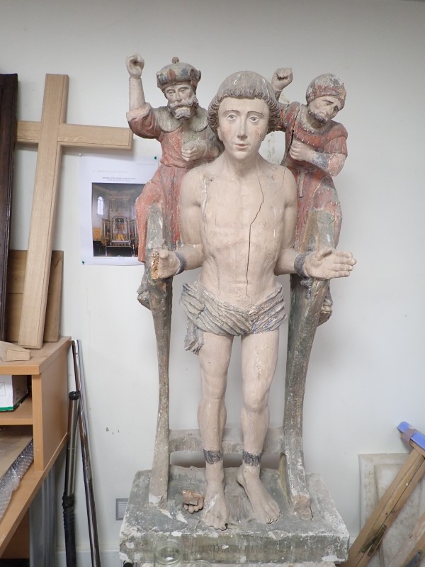 Atelier Giordani - Conservation - Restauration
Edifice – Mobilier - Sculpture – Objets d’art – Moulage –
Pierre, bois métal, polychromie et dorure - Conservation restauration de 2 retables baldaquin pour l'Eglise Saint Quentin - Bois polychrome - -	Dépoussiérage soigneux 
-	Purges des altération et anciennes restaurations
-	Traitement insecticide et fongicide
-	Consolidation chimide du bois
-	Révision des assemblages et resserrement des disjointoiements
-	Consolidation par pièces de renforts et greffes de bois de même essence
-	Bouchages et modelage des manques à la résine époxydique
-	Nettoyage des surfaces
-	Masticage des lacunes de surface
-	Traitement des éléments métalliques
-	Harmonisation colorée des surfaces
-	Restauration des statues
-      Dégagement de polychromie de la Statue de la Vierge à l'enfant