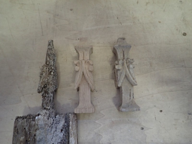 Atelier Giordani - Conservation - Restauration
Edifice – Mobilier - Sculpture – Objets d’art – Moulage –
Pierre, bois métal, polychromie et dorure - Conservation restauration de 2 retables baldaquin pour l'Eglise Saint Quentin - Bois polychrome - -	Dépoussiérage soigneux 
-	Purges des altération et anciennes restaurations
-	Traitement insecticide et fongicide
-	Consolidation chimide du bois
-	Révision des assemblages et resserrement des disjointoiements
-	Consolidation par pièces de renforts et greffes de bois de même essence
-	Bouchages et modelage des manques à la résine époxydique
-	Nettoyage des surfaces
-	Masticage des lacunes de surface
-	Traitement des éléments métalliques
-	Harmonisation colorée des surfaces
-	Restauration des statues
-      Dégagement de polychromie de la Statue de la Vierge à l'enfant