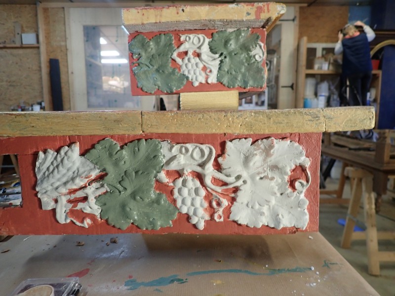 Atelier Giordani - Conservation - Restauration
Edifice – Mobilier - Sculpture – Objets d’art – Moulage –
Pierre, bois métal, polychromie et dorure - Conservation restauration de 2 retables baldaquin pour l'Eglise Saint Quentin - Bois polychrome - -	Dépoussiérage soigneux 
-	Purges des altération et anciennes restaurations
-	Traitement insecticide et fongicide
-	Consolidation chimide du bois
-	Révision des assemblages et resserrement des disjointoiements
-	Consolidation par pièces de renforts et greffes de bois de même essence
-	Bouchages et modelage des manques à la résine époxydique
-	Nettoyage des surfaces
-	Masticage des lacunes de surface
-	Traitement des éléments métalliques
-	Harmonisation colorée des surfaces
-	Restauration des statues
-      Dégagement de polychromie de la Statue de la Vierge à l'enfant