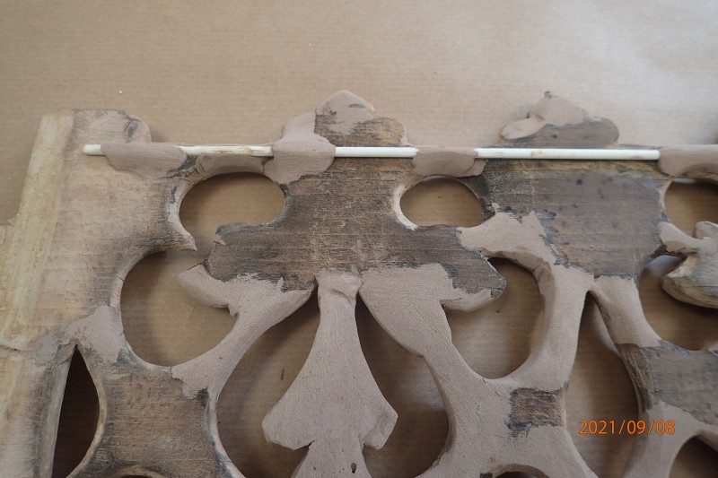 Atelier Giordani - Conservation - Restauration
Edifice – Mobilier - Sculpture – Objets d’art – Moulage –
Pierre, bois métal, polychromie et dorure - Conservation restauration de 2 retables baldaquin pour l'Eglise Saint Quentin - Bois polychrome - -	Dépoussiérage soigneux 
-	Purges des altération et anciennes restaurations
-	Traitement insecticide et fongicide
-	Consolidation chimide du bois
-	Révision des assemblages et resserrement des disjointoiements
-	Consolidation par pièces de renforts et greffes de bois de même essence
-	Bouchages et modelage des manques à la résine époxydique
-	Nettoyage des surfaces
-	Masticage des lacunes de surface
-	Traitement des éléments métalliques
-	Harmonisation colorée des surfaces
-	Restauration des statues
-      Dégagement de polychromie de la Statue de la Vierge à l'enfant