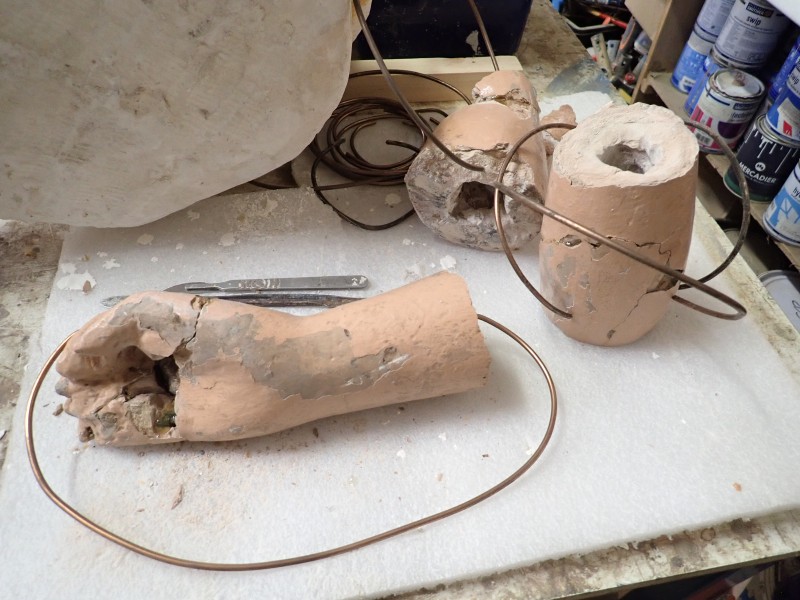 Atelier Giordani - Conservation - Restauration
Edifice – Mobilier - Sculpture – Objets d’art – Moulage –
Pierre, bois métal, polychromie et dorure - Conservation restauration de 2 statues en terre cuite du jardin du Château d'Omonville - Terre cuite - - Dépose et transfert en atelier
- Repérage des fragments déposés
- Purge des anciennes restaurations et badigeons écaillant
- Traitement biocide
-  Dépoussiérage soigneux sous aspiration contrôlée
- Pré-consolidation du support
- Re-fixage de polychromie
- Nettoyage 
- Consolidation du support
- Re-fixage du badigeon
- Goujonnages et collage
- Renforts structurels
- Comblement et remodelage des manques
- Comblement des fissures par coulis de chaux
- Retouche colorées et harmonisation
- Repose et scellement
