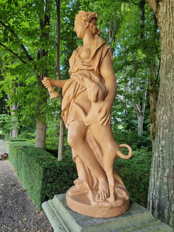 Atelier Giordani - Conservation - Restauration
Edifice – Mobilier - Sculpture – Objets d’art – Moulage –
Pierre, bois métal, polychromie et dorure - Conservation restauration de 2 statues en terre cuite du jardin du Château d'Omonville - Terre cuite - - Dépose et transfert en atelier
- Repérage des fragments déposés
- Purge des anciennes restaurations et badigeons écaillant
- Traitement biocide
-  Dépoussiérage soigneux sous aspiration contrôlée
- Pré-consolidation du support
- Re-fixage de polychromie
- Nettoyage 
- Consolidation du support
- Re-fixage du badigeon
- Goujonnages et collage
- Renforts structurels
- Comblement et remodelage des manques
- Comblement des fissures par coulis de chaux
- Retouche colorées et harmonisation
- Repose et scellement