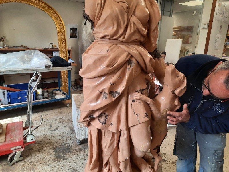Atelier Giordani - Conservation - Restauration
Edifice – Mobilier - Sculpture – Objets d’art – Moulage –
Pierre, bois métal, polychromie et dorure - Conservation restauration de 2 statues en terre cuite du jardin du Château d'Omonville - Terre cuite - - Dépose et transfert en atelier
- Repérage des fragments déposés
- Purge des anciennes restaurations et badigeons écaillant
- Traitement biocide
-  Dépoussiérage soigneux sous aspiration contrôlée
- Pré-consolidation du support
- Re-fixage de polychromie
- Nettoyage 
- Consolidation du support
- Re-fixage du badigeon
- Goujonnages et collage
- Renforts structurels
- Comblement et remodelage des manques
- Comblement des fissures par coulis de chaux
- Retouche colorées et harmonisation
- Repose et scellement