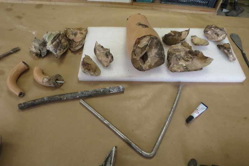 Atelier Giordani - Conservation - Restauration
Edifice – Mobilier - Sculpture – Objets d’art – Moulage –
Pierre, bois métal, polychromie et dorure - Conservation restauration de 2 statues en terre cuite du jardin du Château d'Omonville - Terre cuite - - Dépose et transfert en atelier
- Repérage des fragments déposés
- Purge des anciennes restaurations et badigeons écaillant
- Traitement biocide
-  Dépoussiérage soigneux sous aspiration contrôlée
- Pré-consolidation du support
- Re-fixage de polychromie
- Nettoyage 
- Consolidation du support
- Re-fixage du badigeon
- Goujonnages et collage
- Renforts structurels
- Comblement et remodelage des manques
- Comblement des fissures par coulis de chaux
- Retouche colorées et harmonisation
- Repose et scellement