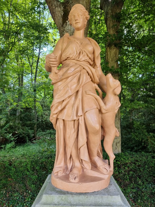 Atelier Giordani - Conservation - Restauration
Edifice – Mobilier - Sculpture – Objets d’art – Moulage –
Pierre, bois métal, polychromie et dorure - Conservation restauration de 2 statues en terre cuite du jardin du Château d'Omonville - Terre cuite - - Dépose et transfert en atelier
- Repérage des fragments déposés
- Purge des anciennes restaurations et badigeons écaillant
- Traitement biocide
-  Dépoussiérage soigneux sous aspiration contrôlée
- Pré-consolidation du support
- Re-fixage de polychromie
- Nettoyage 
- Consolidation du support
- Re-fixage du badigeon
- Goujonnages et collage
- Renforts structurels
- Comblement et remodelage des manques
- Comblement des fissures par coulis de chaux
- Retouche colorées et harmonisation
- Repose et scellement