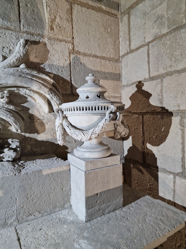 Atelier Giordani - Conservation - Restauration
Edifice – Mobilier - Sculpture – Objets d’art – Moulage –
Pierre, bois métal, polychromie et dorure - Conservation restauration de l'ensemble architectural de la porte de la sacristie de la Cathédrale Saint Gervais - Pierre calcaire et marbre avec dorure - - Dessalement avec des compresses de pulpe de cellulose
- Nettoyage du marbre à l’aide d’un vaporetto
- Nettoyage de la pierre avec un film Latex pelable
- Consolidation par infiltration
- Ragréage avec un mortier de type Altar
- Harmonisation du fronton et des pots à flammes
- Reprise ponctuelle des lettrages à la feuille d’or
- Lustrage du marbre au chiffon doux
