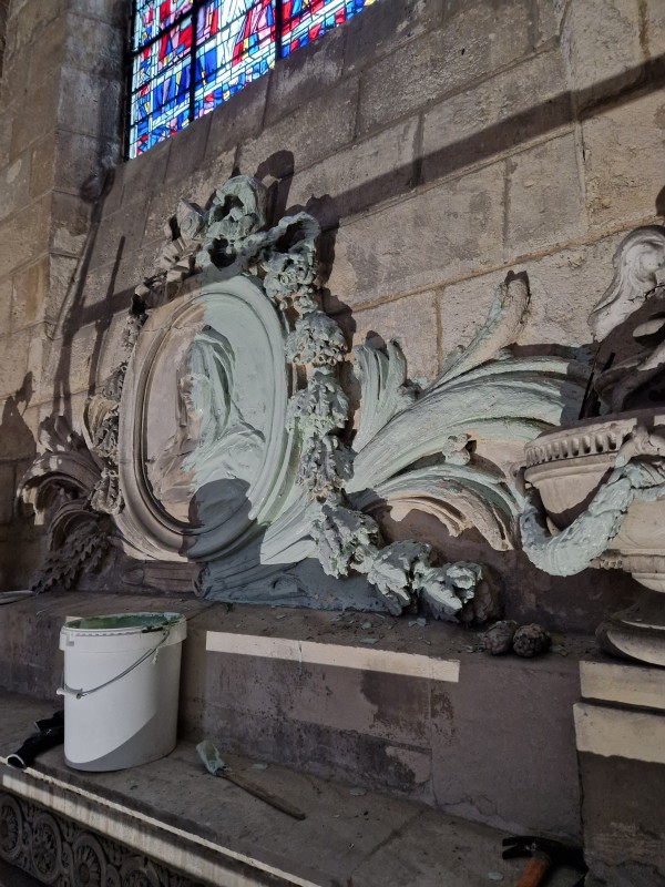 Atelier Giordani - Conservation - Restauration
Edifice – Mobilier - Sculpture – Objets d’art – Moulage –
Pierre, bois métal, polychromie et dorure - Conservation restauration de l'ensemble architectural de la porte de la sacristie de la Cathédrale Saint Gervais - Pierre calcaire et marbre avec dorure - - Dessalement avec des compresses de pulpe de cellulose
- Nettoyage du marbre à l’aide d’un vaporetto
- Nettoyage de la pierre avec un film Latex pelable
- Consolidation par infiltration
- Ragréage avec un mortier de type Altar
- Harmonisation du fronton et des pots à flammes
- Reprise ponctuelle des lettrages à la feuille d’or
- Lustrage du marbre au chiffon doux