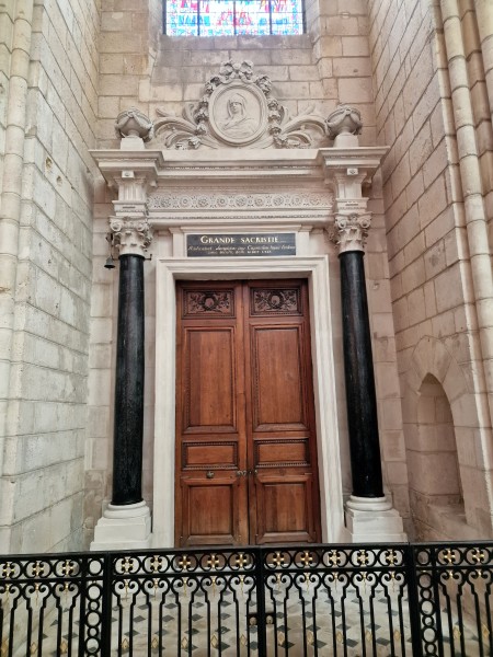 Atelier Giordani - Conservation - Restauration
Edifice – Mobilier - Sculpture – Objets d’art – Moulage –
Pierre, bois métal, polychromie et dorure - Conservation restauration de l'ensemble architectural de la porte de la sacristie de la Cathédrale Saint Gervais - Pierre calcaire et marbre avec dorure - - Dessalement avec des compresses de pulpe de cellulose
- Nettoyage du marbre à l’aide d’un vaporetto
- Nettoyage de la pierre avec un film Latex pelable
- Consolidation par infiltration
- Ragréage avec un mortier de type Altar
- Harmonisation du fronton et des pots à flammes
- Reprise ponctuelle des lettrages à la feuille d’or
- Lustrage du marbre au chiffon doux