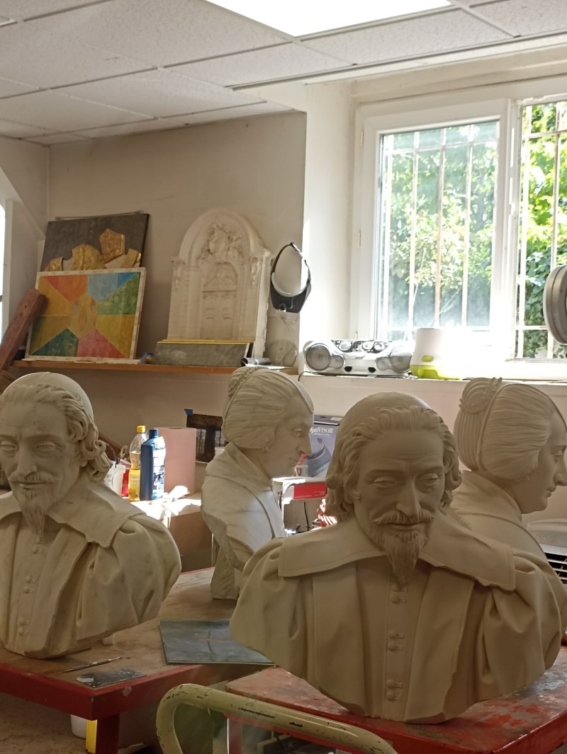 Atelier Giordani - Conservation - Restauration
Edifice – Mobilier - Sculpture – Objets d’art – Moulage –
Pierre, bois métal, polychromie et dorure - Conservation restauration de la Chapelle mortuaire de l'Eglise Sainte Cécile - Maçonnerie et plâtre
décors peint
Dorure - ENDUITS MURAUX PEINTS: 
Consolidation des enduits muraux
Dévernissage et nettoyage des peintures murales 
Refixage des écailles pulvérulentes de polychromie 
Comblement des fissurations et manques au niveau des enduits muraux
Réintégration colorée

STATUE SAINT EVEQUE: 
Dépoussiérage et traitement insecticide
Consolidation du bois et des assemblages 
Nettoyage de la crasse indurée en surface 
Réintégration des éléments mobiles
Comblement et masticage des manques et lacunes 
Réintégration colorée et de dorure

MAUSOLE ET AUTEL: 
Consolidation chimique de la pierre fragilisée
Nettoyage des surfaces
Assemblage et collage des éléments mobiles et déchus 
Moulage des bustes et putti manquants
Comblements des manques, bouchages et ragréage de finitions
Retouches colorées et de dorures, lustrage
Repose des bas-reliefs et table d'autel traités en atelier