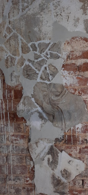 Atelier Giordani - Conservation - Restauration
Edifice – Mobilier - Sculpture – Objets d’art – Moulage –
Pierre, bois métal, polychromie et dorure - Conservation restauration de la Chapelle mortuaire de l'Eglise Sainte Cécile - Maçonnerie et plâtre
décors peint
Dorure - ENDUITS MURAUX PEINTS: 
Consolidation des enduits muraux
Dévernissage et nettoyage des peintures murales 
Refixage des écailles pulvérulentes de polychromie 
Comblement des fissurations et manques au niveau des enduits muraux
Réintégration colorée

STATUE SAINT EVEQUE: 
Dépoussiérage et traitement insecticide
Consolidation du bois et des assemblages 
Nettoyage de la crasse indurée en surface 
Réintégration des éléments mobiles
Comblement et masticage des manques et lacunes 
Réintégration colorée et de dorure

MAUSOLE ET AUTEL: 
Consolidation chimique de la pierre fragilisée
Nettoyage des surfaces
Assemblage et collage des éléments mobiles et déchus 
Moulage des bustes et putti manquants
Comblements des manques, bouchages et ragréage de finitions
Retouches colorées et de dorures, lustrage
Repose des bas-reliefs et table d'autel traités en atelier