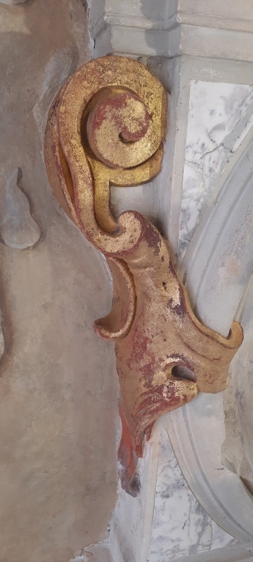 Atelier Giordani - Conservation - Restauration
Edifice – Mobilier - Sculpture – Objets d’art – Moulage –
Pierre, bois métal, polychromie et dorure - Conservation restauration de la Chapelle mortuaire de l'Eglise Sainte Cécile - Maçonnerie et plâtre
décors peint
Dorure - ENDUITS MURAUX PEINTS: 
Consolidation des enduits muraux
Dévernissage et nettoyage des peintures murales 
Refixage des écailles pulvérulentes de polychromie 
Comblement des fissurations et manques au niveau des enduits muraux
Réintégration colorée

STATUE SAINT EVEQUE: 
Dépoussiérage et traitement insecticide
Consolidation du bois et des assemblages 
Nettoyage de la crasse indurée en surface 
Réintégration des éléments mobiles
Comblement et masticage des manques et lacunes 
Réintégration colorée et de dorure

MAUSOLE ET AUTEL: 
Consolidation chimique de la pierre fragilisée
Nettoyage des surfaces
Assemblage et collage des éléments mobiles et déchus 
Moulage des bustes et putti manquants
Comblements des manques, bouchages et ragréage de finitions
Retouches colorées et de dorures, lustrage
Repose des bas-reliefs et table d'autel traités en atelier