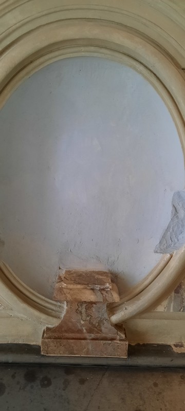 Atelier Giordani - Conservation - Restauration
Edifice – Mobilier - Sculpture – Objets d’art – Moulage –
Pierre, bois métal, polychromie et dorure - Conservation restauration de la Chapelle mortuaire de l'Eglise Sainte Cécile - Maçonnerie et plâtre
décors peint
Dorure - ENDUITS MURAUX PEINTS: 
Consolidation des enduits muraux
Dévernissage et nettoyage des peintures murales 
Refixage des écailles pulvérulentes de polychromie 
Comblement des fissurations et manques au niveau des enduits muraux
Réintégration colorée

STATUE SAINT EVEQUE: 
Dépoussiérage et traitement insecticide
Consolidation du bois et des assemblages 
Nettoyage de la crasse indurée en surface 
Réintégration des éléments mobiles
Comblement et masticage des manques et lacunes 
Réintégration colorée et de dorure

MAUSOLE ET AUTEL: 
Consolidation chimique de la pierre fragilisée
Nettoyage des surfaces
Assemblage et collage des éléments mobiles et déchus 
Moulage des bustes et putti manquants
Comblements des manques, bouchages et ragréage de finitions
Retouches colorées et de dorures, lustrage
Repose des bas-reliefs et table d'autel traités en atelier