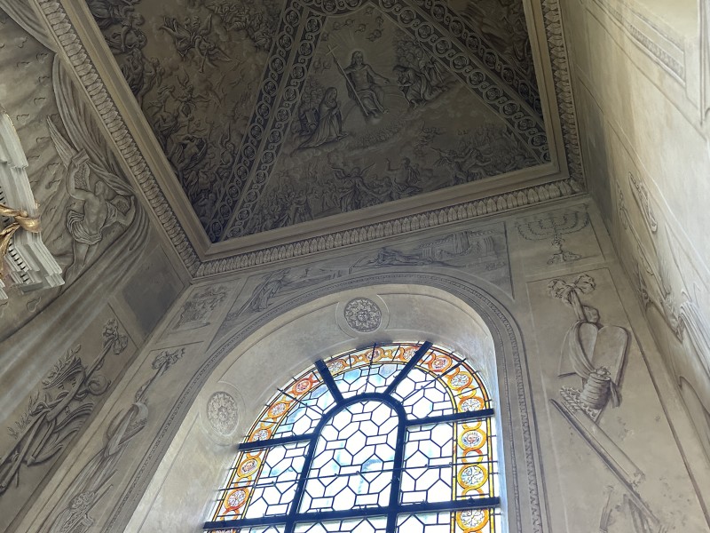 Atelier Giordani - Conservation - Restauration
Edifice – Mobilier - Sculpture – Objets d’art – Moulage –
Pierre, bois métal, polychromie et dorure - Conservation restauration de la Chapelle mortuaire de l'Eglise Sainte Cécile - Maçonnerie et plâtre
décors peint
Dorure - ENDUITS MURAUX PEINTS: 
Consolidation des enduits muraux
Dévernissage et nettoyage des peintures murales 
Refixage des écailles pulvérulentes de polychromie 
Comblement des fissurations et manques au niveau des enduits muraux
Réintégration colorée

STATUE SAINT EVEQUE: 
Dépoussiérage et traitement insecticide
Consolidation du bois et des assemblages 
Nettoyage de la crasse indurée en surface 
Réintégration des éléments mobiles
Comblement et masticage des manques et lacunes 
Réintégration colorée et de dorure

MAUSOLE ET AUTEL: 
Consolidation chimique de la pierre fragilisée
Nettoyage des surfaces
Assemblage et collage des éléments mobiles et déchus 
Moulage des bustes et putti manquants
Comblements des manques, bouchages et ragréage de finitions
Retouches colorées et de dorures, lustrage
Repose des bas-reliefs et table d'autel traités en atelier