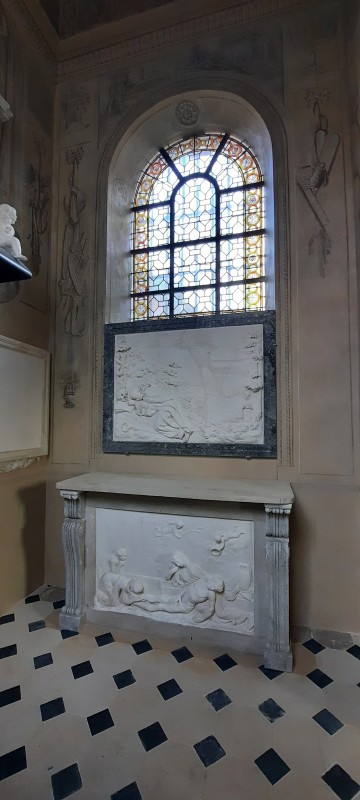Atelier Giordani - Conservation - Restauration
Edifice – Mobilier - Sculpture – Objets d’art – Moulage –
Pierre, bois métal, polychromie et dorure - Conservation restauration de la Chapelle mortuaire de l'Eglise Sainte Cécile - Maçonnerie et plâtre
décors peint
Dorure - ENDUITS MURAUX PEINTS: 
Consolidation des enduits muraux
Dévernissage et nettoyage des peintures murales 
Refixage des écailles pulvérulentes de polychromie 
Comblement des fissurations et manques au niveau des enduits muraux
Réintégration colorée

STATUE SAINT EVEQUE: 
Dépoussiérage et traitement insecticide
Consolidation du bois et des assemblages 
Nettoyage de la crasse indurée en surface 
Réintégration des éléments mobiles
Comblement et masticage des manques et lacunes 
Réintégration colorée et de dorure

MAUSOLE ET AUTEL: 
Consolidation chimique de la pierre fragilisée
Nettoyage des surfaces
Assemblage et collage des éléments mobiles et déchus 
Moulage des bustes et putti manquants
Comblements des manques, bouchages et ragréage de finitions
Retouches colorées et de dorures, lustrage
Repose des bas-reliefs et table d'autel traités en atelier