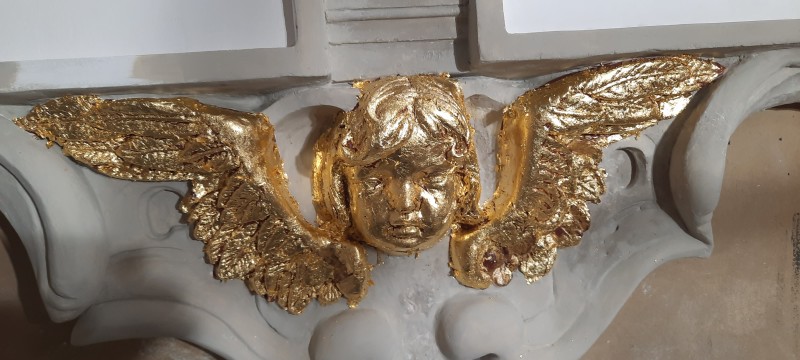 Atelier Giordani - Conservation - Restauration
Edifice – Mobilier - Sculpture – Objets d’art – Moulage –
Pierre, bois métal, polychromie et dorure - Conservation restauration de la Chapelle mortuaire de l'Eglise Sainte Cécile - Maçonnerie et plâtre
décors peint
Dorure - ENDUITS MURAUX PEINTS: 
Consolidation des enduits muraux
Dévernissage et nettoyage des peintures murales 
Refixage des écailles pulvérulentes de polychromie 
Comblement des fissurations et manques au niveau des enduits muraux
Réintégration colorée

STATUE SAINT EVEQUE: 
Dépoussiérage et traitement insecticide
Consolidation du bois et des assemblages 
Nettoyage de la crasse indurée en surface 
Réintégration des éléments mobiles
Comblement et masticage des manques et lacunes 
Réintégration colorée et de dorure

MAUSOLE ET AUTEL: 
Consolidation chimique de la pierre fragilisée
Nettoyage des surfaces
Assemblage et collage des éléments mobiles et déchus 
Moulage des bustes et putti manquants
Comblements des manques, bouchages et ragréage de finitions
Retouches colorées et de dorures, lustrage
Repose des bas-reliefs et table d'autel traités en atelier