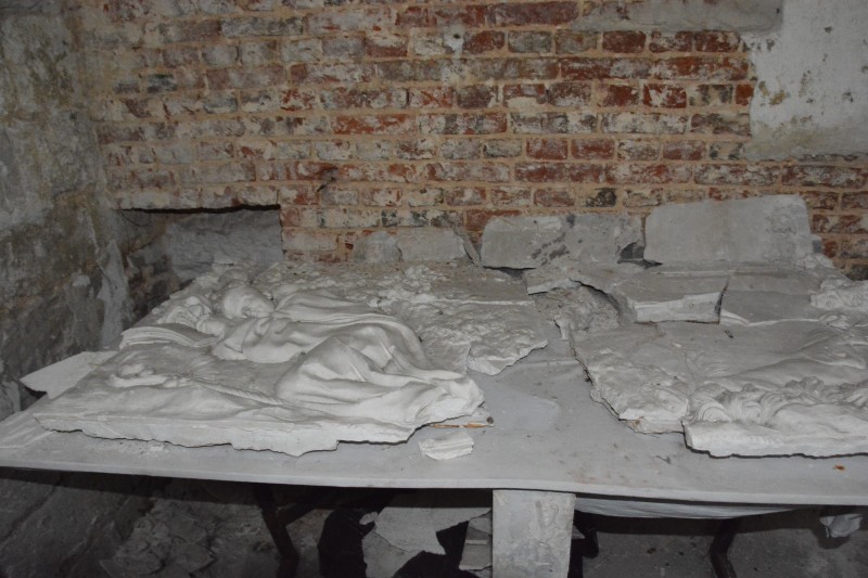 Atelier Giordani - Conservation - Restauration
Edifice – Mobilier - Sculpture – Objets d’art – Moulage –
Pierre, bois métal, polychromie et dorure - Conservation restauration de la Chapelle mortuaire de l'Eglise Sainte Cécile - Maçonnerie et plâtre
décors peint
Dorure - ENDUITS MURAUX PEINTS: 
Consolidation des enduits muraux
Dévernissage et nettoyage des peintures murales 
Refixage des écailles pulvérulentes de polychromie 
Comblement des fissurations et manques au niveau des enduits muraux
Réintégration colorée

STATUE SAINT EVEQUE: 
Dépoussiérage et traitement insecticide
Consolidation du bois et des assemblages 
Nettoyage de la crasse indurée en surface 
Réintégration des éléments mobiles
Comblement et masticage des manques et lacunes 
Réintégration colorée et de dorure

MAUSOLE ET AUTEL: 
Consolidation chimique de la pierre fragilisée
Nettoyage des surfaces
Assemblage et collage des éléments mobiles et déchus 
Moulage des bustes et putti manquants
Comblements des manques, bouchages et ragréage de finitions
Retouches colorées et de dorures, lustrage
Repose des bas-reliefs et table d'autel traités en atelier