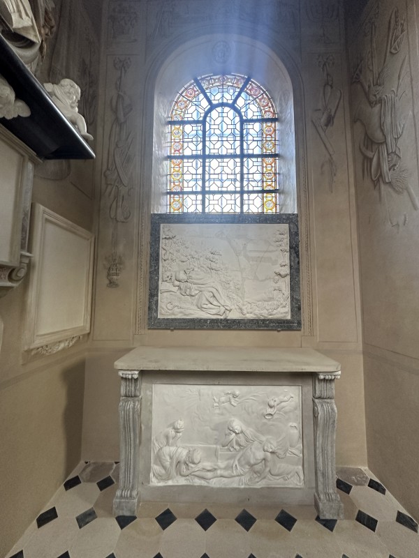 Atelier Giordani - Conservation - Restauration
Edifice – Mobilier - Sculpture – Objets d’art – Moulage –
Pierre, bois métal, polychromie et dorure - Conservation restauration de la Chapelle mortuaire de l'Eglise Sainte Cécile - Maçonnerie et plâtre
décors peint
Dorure - ENDUITS MURAUX PEINTS: 
Consolidation des enduits muraux
Dévernissage et nettoyage des peintures murales 
Refixage des écailles pulvérulentes de polychromie 
Comblement des fissurations et manques au niveau des enduits muraux
Réintégration colorée

STATUE SAINT EVEQUE: 
Dépoussiérage et traitement insecticide
Consolidation du bois et des assemblages 
Nettoyage de la crasse indurée en surface 
Réintégration des éléments mobiles
Comblement et masticage des manques et lacunes 
Réintégration colorée et de dorure

MAUSOLE ET AUTEL: 
Consolidation chimique de la pierre fragilisée
Nettoyage des surfaces
Assemblage et collage des éléments mobiles et déchus 
Moulage des bustes et putti manquants
Comblements des manques, bouchages et ragréage de finitions
Retouches colorées et de dorures, lustrage
Repose des bas-reliefs et table d'autel traités en atelier
