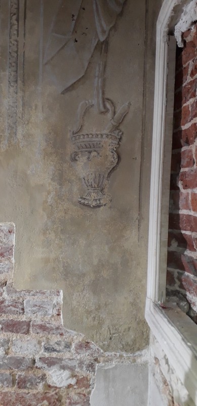 Atelier Giordani - Conservation - Restauration
Edifice – Mobilier - Sculpture – Objets d’art – Moulage –
Pierre, bois métal, polychromie et dorure - Conservation restauration de la Chapelle mortuaire de l'Eglise Sainte Cécile - Maçonnerie et plâtre
décors peint
Dorure - ENDUITS MURAUX PEINTS: 
Consolidation des enduits muraux
Dévernissage et nettoyage des peintures murales 
Refixage des écailles pulvérulentes de polychromie 
Comblement des fissurations et manques au niveau des enduits muraux
Réintégration colorée

STATUE SAINT EVEQUE: 
Dépoussiérage et traitement insecticide
Consolidation du bois et des assemblages 
Nettoyage de la crasse indurée en surface 
Réintégration des éléments mobiles
Comblement et masticage des manques et lacunes 
Réintégration colorée et de dorure

MAUSOLE ET AUTEL: 
Consolidation chimique de la pierre fragilisée
Nettoyage des surfaces
Assemblage et collage des éléments mobiles et déchus 
Moulage des bustes et putti manquants
Comblements des manques, bouchages et ragréage de finitions
Retouches colorées et de dorures, lustrage
Repose des bas-reliefs et table d'autel traités en atelier