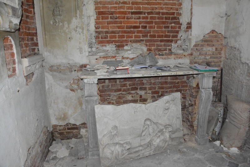 Atelier Giordani - Conservation - Restauration
Edifice – Mobilier - Sculpture – Objets d’art – Moulage –
Pierre, bois métal, polychromie et dorure - Conservation restauration de la Chapelle mortuaire de l'Eglise Sainte Cécile - Maçonnerie et plâtre
décors peint
Dorure - ENDUITS MURAUX PEINTS: 
Consolidation des enduits muraux
Dévernissage et nettoyage des peintures murales 
Refixage des écailles pulvérulentes de polychromie 
Comblement des fissurations et manques au niveau des enduits muraux
Réintégration colorée

STATUE SAINT EVEQUE: 
Dépoussiérage et traitement insecticide
Consolidation du bois et des assemblages 
Nettoyage de la crasse indurée en surface 
Réintégration des éléments mobiles
Comblement et masticage des manques et lacunes 
Réintégration colorée et de dorure

MAUSOLE ET AUTEL: 
Consolidation chimique de la pierre fragilisée
Nettoyage des surfaces
Assemblage et collage des éléments mobiles et déchus 
Moulage des bustes et putti manquants
Comblements des manques, bouchages et ragréage de finitions
Retouches colorées et de dorures, lustrage
Repose des bas-reliefs et table d'autel traités en atelier