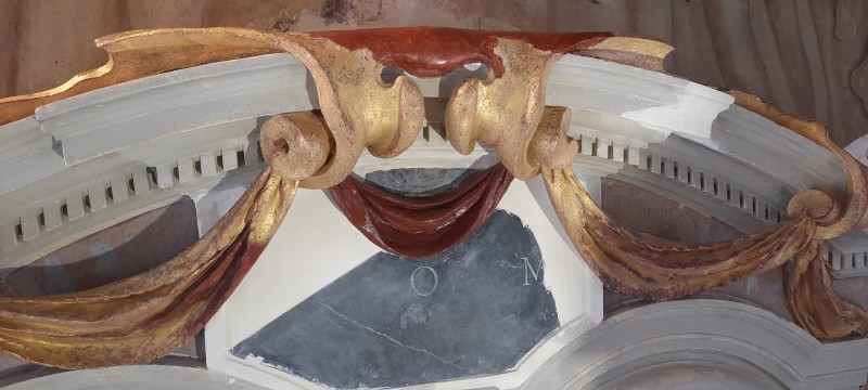 Atelier Giordani - Conservation - Restauration
Edifice – Mobilier - Sculpture – Objets d’art – Moulage –
Pierre, bois métal, polychromie et dorure - Conservation restauration de la Chapelle mortuaire de l'Eglise Sainte Cécile - Maçonnerie et plâtre
décors peint
Dorure - ENDUITS MURAUX PEINTS: 
Consolidation des enduits muraux
Dévernissage et nettoyage des peintures murales 
Refixage des écailles pulvérulentes de polychromie 
Comblement des fissurations et manques au niveau des enduits muraux
Réintégration colorée

STATUE SAINT EVEQUE: 
Dépoussiérage et traitement insecticide
Consolidation du bois et des assemblages 
Nettoyage de la crasse indurée en surface 
Réintégration des éléments mobiles
Comblement et masticage des manques et lacunes 
Réintégration colorée et de dorure

MAUSOLE ET AUTEL: 
Consolidation chimique de la pierre fragilisée
Nettoyage des surfaces
Assemblage et collage des éléments mobiles et déchus 
Moulage des bustes et putti manquants
Comblements des manques, bouchages et ragréage de finitions
Retouches colorées et de dorures, lustrage
Repose des bas-reliefs et table d'autel traités en atelier